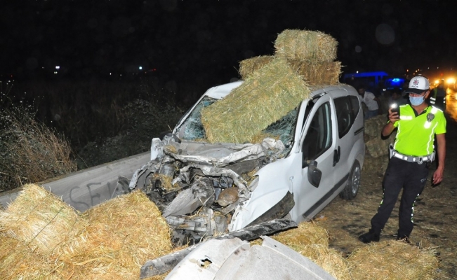 Hafif ticari araç saman yüklü traktöre çarptı: 3 yaralı