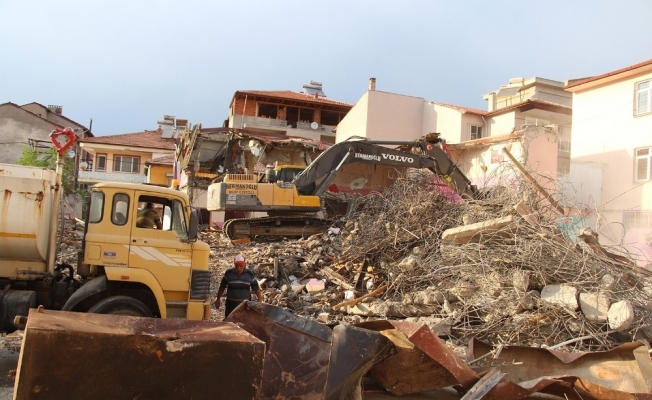 Deprem riski taşıyan okul binasının yıkımına başlandı
