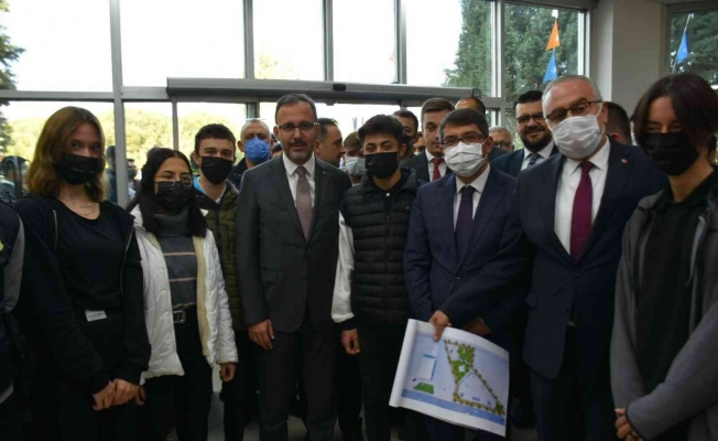 Bakan Kasapoğlu’ndan Şehzadeler’in Skate Park Projesi için destek sözü