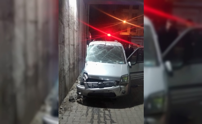 Manisa’da kamyonet beton duvara çarptı: 1 ölü, 2 yaralı