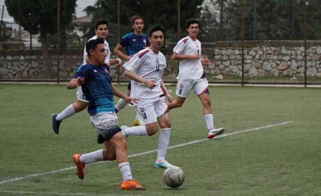 Manisa’da Okul Sporları Genç Erkekler Futbol İl Birinciliği müsabakaları başladı