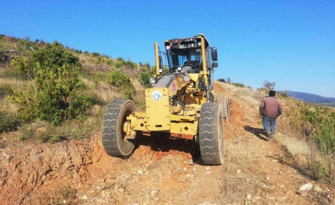 Turgutlu’da yol düzenleme ve tamirat çalışmaları devam ediyor