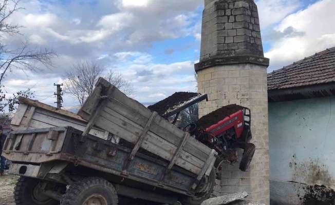 Kontrolden çıkan traktör cami minaresine çarparak durdu