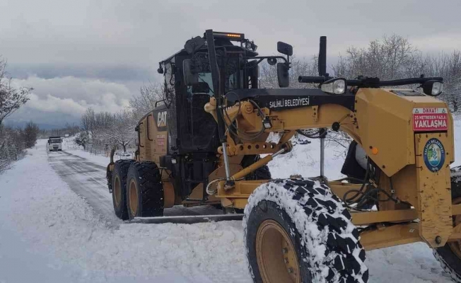 Salihli’de kardan kapanan yollar ulaşıma açıldı
