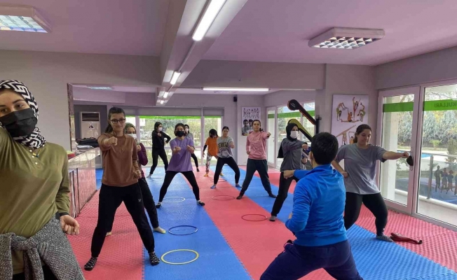 Manisa Gençlik ve Spor İl Müdürlüğünden kız öğrencilere savunma eğitimi