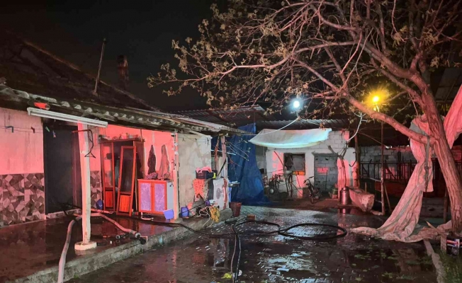 Komşusunda iftar yemeğindeyken evi yandı