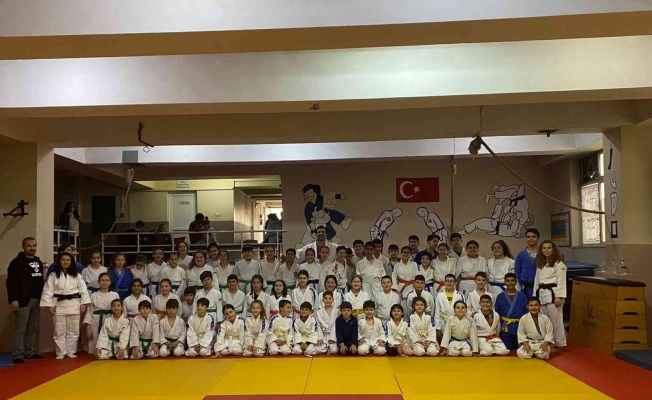 Salihli’de 250 judocu kemer atladı