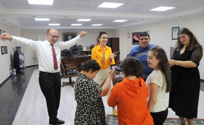 Turgutlu Belediye Başkanı Çetin Akın, özel çocuklarla dans etti