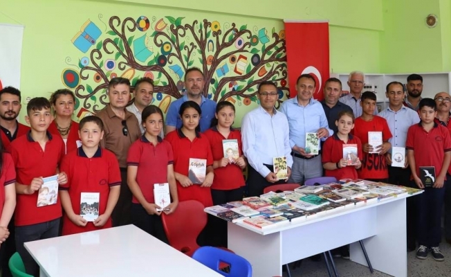 Alaşehir Kızılay’dan okul kütüphanesine bağış