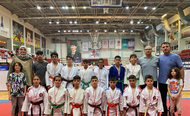 Manisa BBSK’lı judocular İzmir’de madalyaları topladı