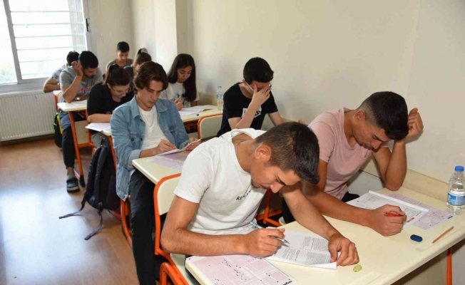Üniversite adayları YEGEM ile sınava hazırlanıyor
