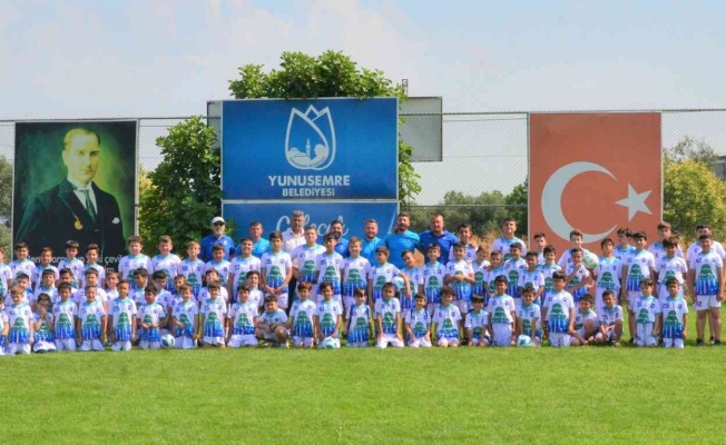 Yunusemre’de ’Yaz futbol okulu’ başladı