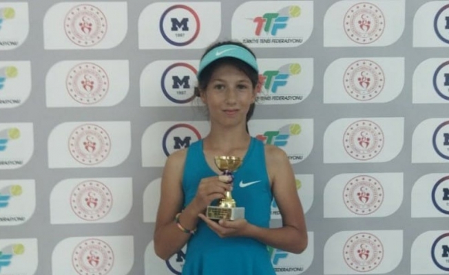 Yunusemreli Suzanna İzmir’de kupa ve madalyaları topladı