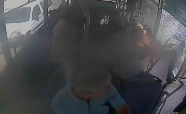 Şizofren hastası halk otobüsüne çapayla saldırı