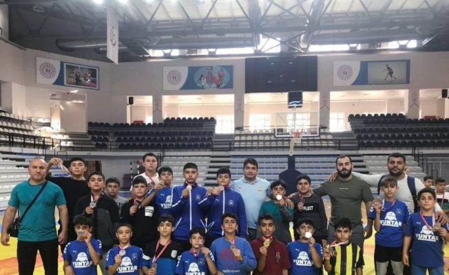 Yunusemreli güreşçiler Turgutlu’da madalyaları topladı