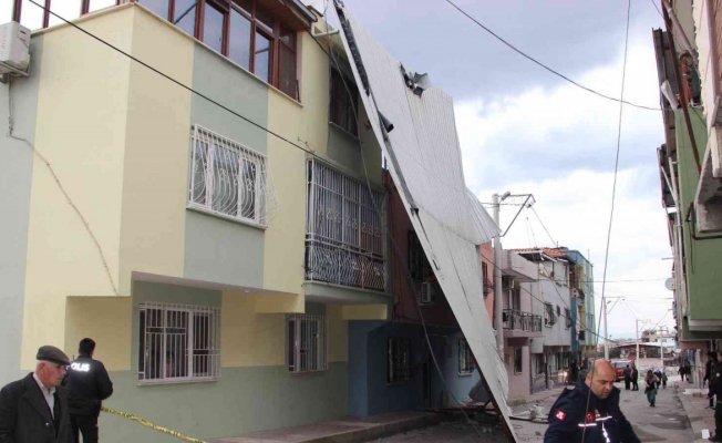 Manisa’da şiddetli rüzgar çatıyı uçurdu