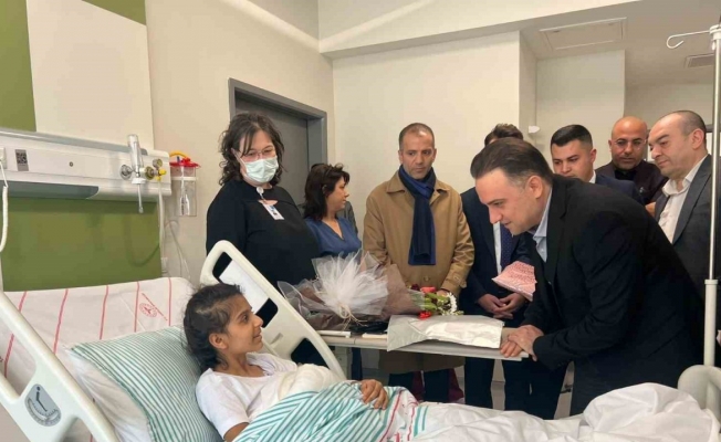 AK Parti’li Baybatur’dan yaralı depremzedelere hastanede ziyaret