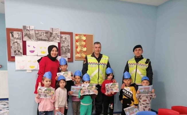 Jandarma trafik ekipleri depremzede çocukları unutmadı