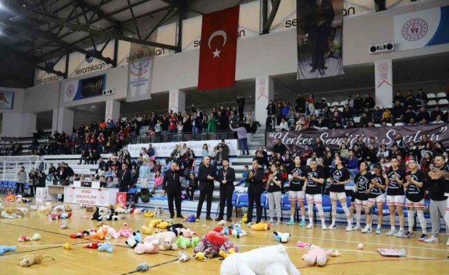 Milli basketbolcu Nilay Aydoğan, Turgutlu’daki maçta anıldı