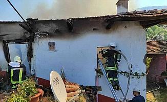 Elektrik kontağından çıkan yangın, 2 katlı evi küle döndürdü