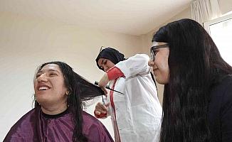 Kursiyerlerden engelli bireylere saç bakımı