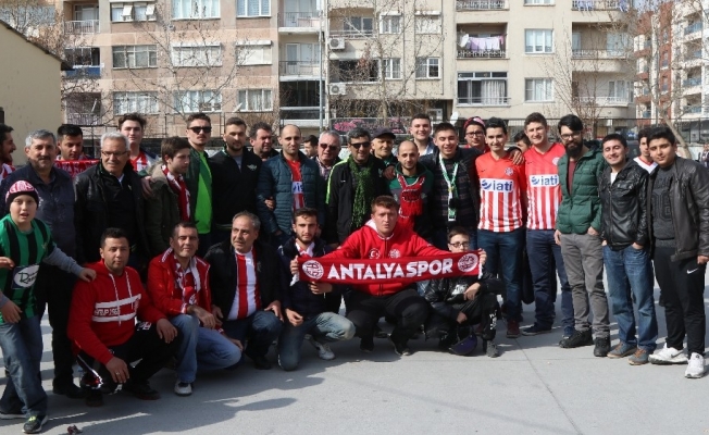Akhisar Belediyespor ile Antalyaspor taraftarlarından örnek davranış