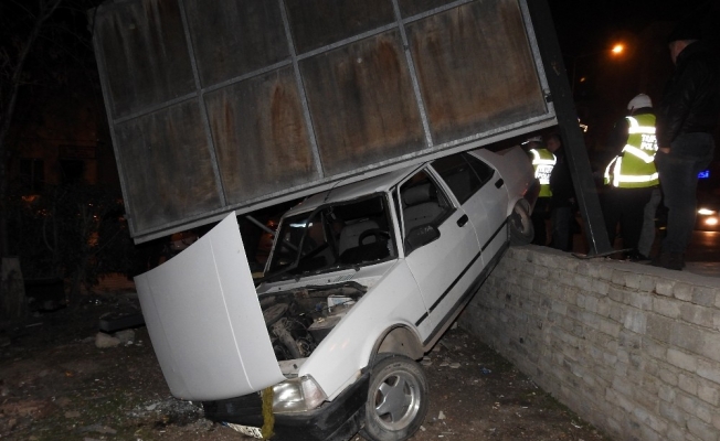Manisa’da polis uygulamasından kaçmak isteyen sürücü kaza yaptı