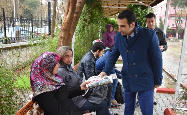 AK Parti’li gençler sokak sokak ‘Evet’ gazetesi dağıtıyor