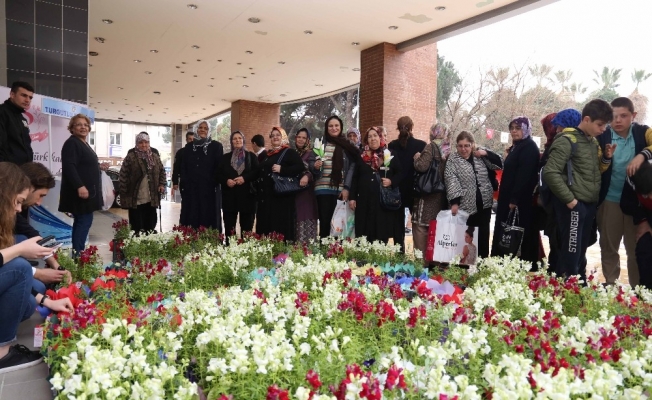 Başkan Şirin’den kadınlara çiçek jesti