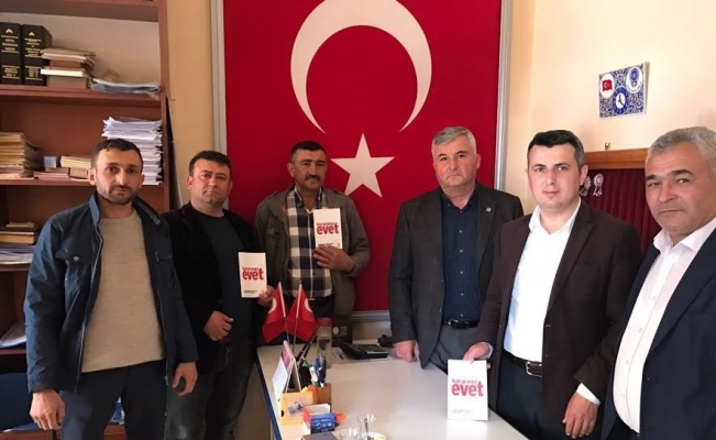 Sarıgöl AK Parti, esnafa ’Kararımız Evet’ kitapçığı dağıttı