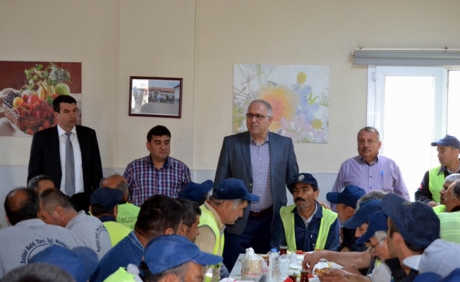 Salihli Belediyesinden işçilere 1 Mayıs kahvaltısı