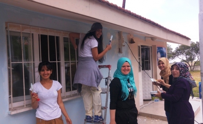 Üniversiteli gençler köy okulunu boyadı