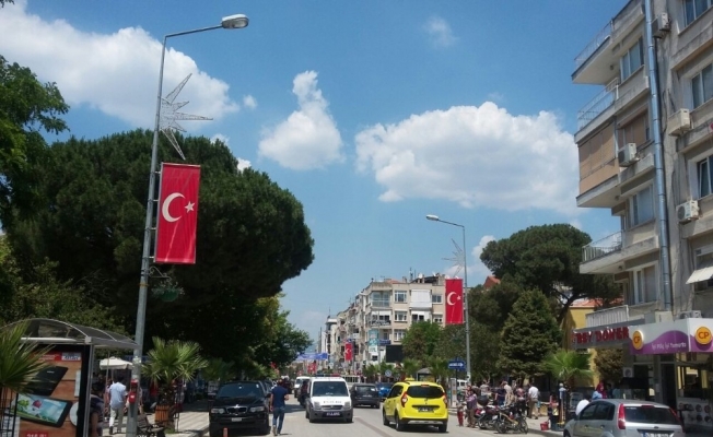 Turgutlu Atatürk Bulvarı kırmızı-beyaza büründü