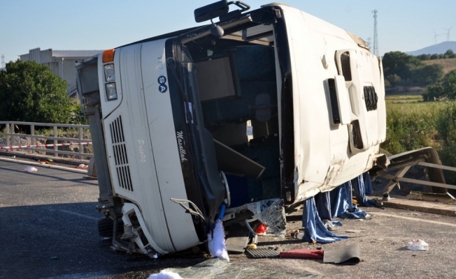 İşçi servisi otomobille çarpıştı: 2’si ağır 19 yaralı