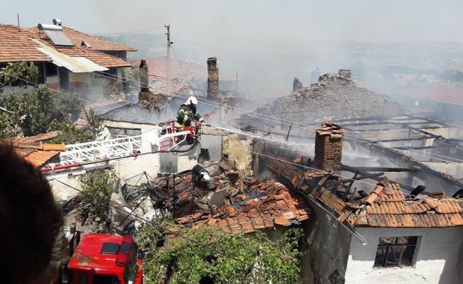 Manisa’da ev yangını