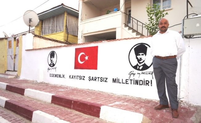 Bayrak ve Atatürk sevgisini duvara işledi
