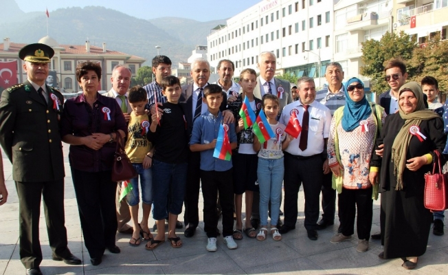 Vali Güvençer’den Azerbaycanlı gazi çocuğuna içten sarılış