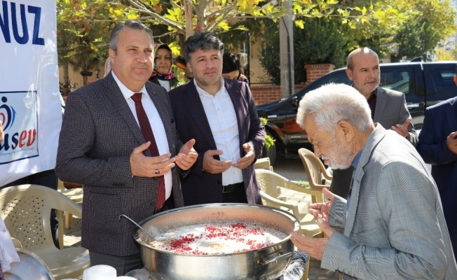 Başkan Çerçi Barbaros Mahallesi’nde aşure ikram etti