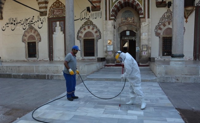 Şehzadeler’de camilere buharlı temizlik