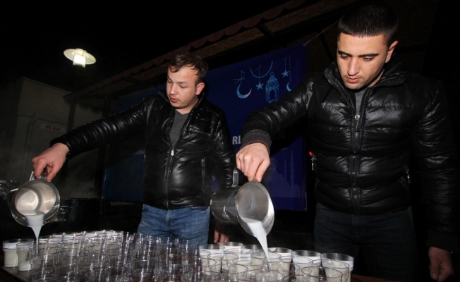 Saruhanlı Belediyesi Kandil gecesi süt dağıttı