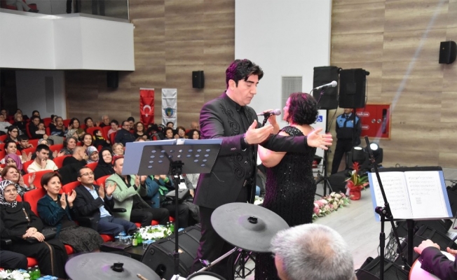 Alaşehir Belediyesi Türk Sanat Müziği Korosu yılın ilk konserini verdi