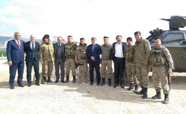 AK Parti’li Baybatur sınırda Mehmetçikle buluştu