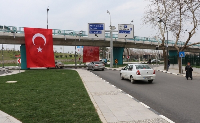 Köprülü kavşak Türk bayraklarıyla donatıldı