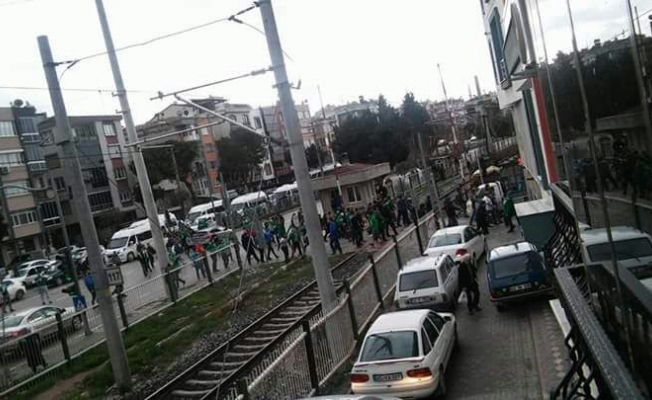 T.M. Akhisarspor ile Bursaspor taraftarı arasında çıkan olayda iki kişi yaralandı
