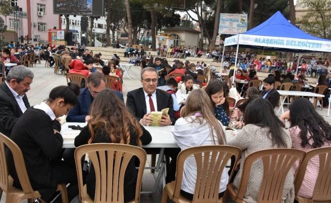 Başkan Karaçoban, öğrencilerle beraber kitap okudu