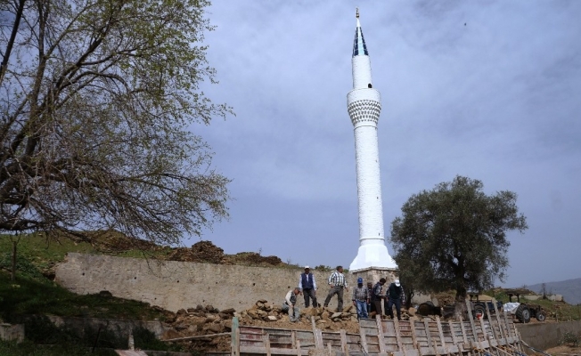 Deprem her şeyi yıktı bir tek minare ayakta kaldı