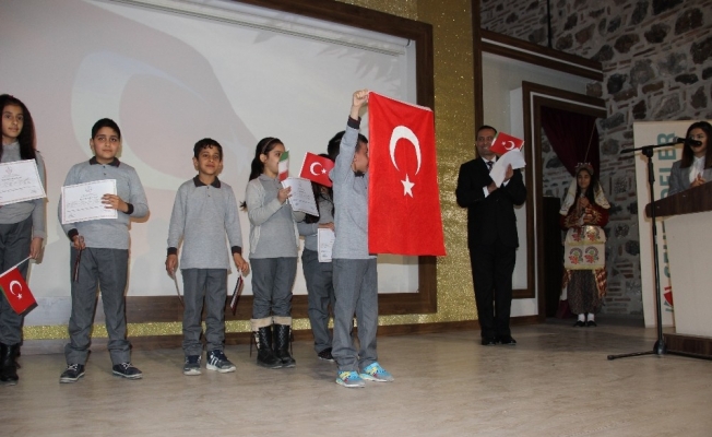 İranlı öğrenci İstiklal Marşını okuyup Türk Bayrağı açtı