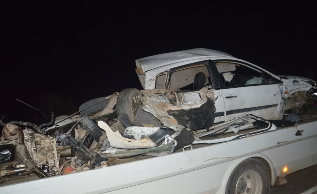 Refüjü aşan otomobil karşı yönden gelen araçlara çarptı: 1 ölü, 2 yaralı