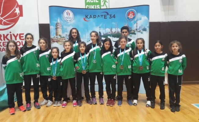 Salihlili karateciler İstanbul’dan 8 madalyayla döndü