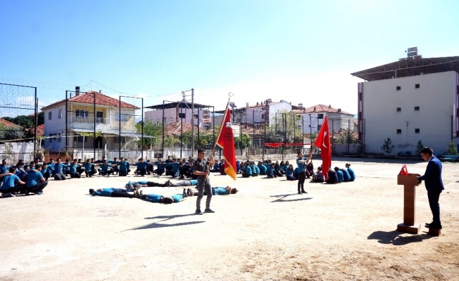 Sarıgöllü öğrenciler bedenleriyle Afrin yazıp bayrak yaptı